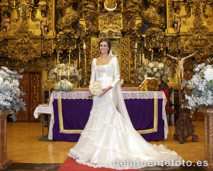 Cristina y Rafa se casaron en la Iglesia de la Trinidad en Córdoba. La celebración fue en Torre de la Barca de Bodegas Campos. El vestido de novia es de Juana Martín, el maquillaje de Menchu Benítez y el peinado de Rafa Maqueda. Fotografía De la Fuente.