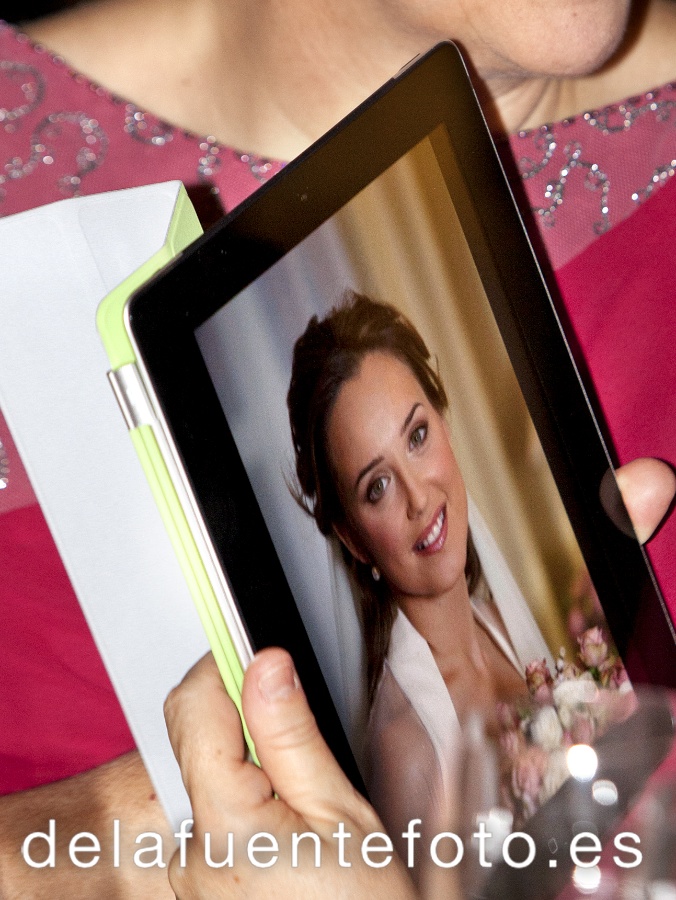 La novia viendo una foto suya en un ipad