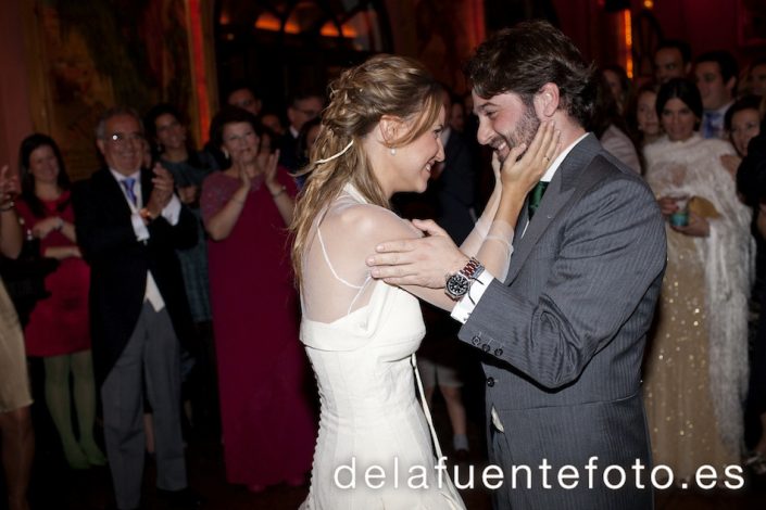 La novia coge la cara del novio en el momento del baile