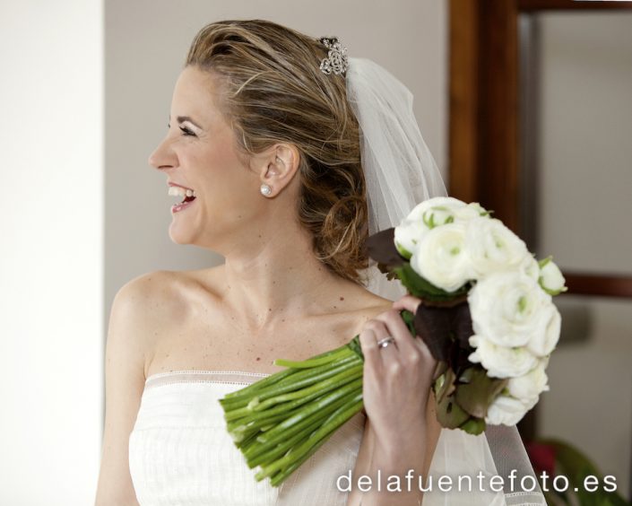 Foto de la novia sonriente con su ramo