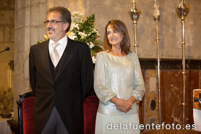 Sunsi y Kike se casaron en la iglesia de San Nicolás, Córdoba. Celebraron una cena en Círculo de la Amistad. Reportaje de boda por De la Fuente fotografía.