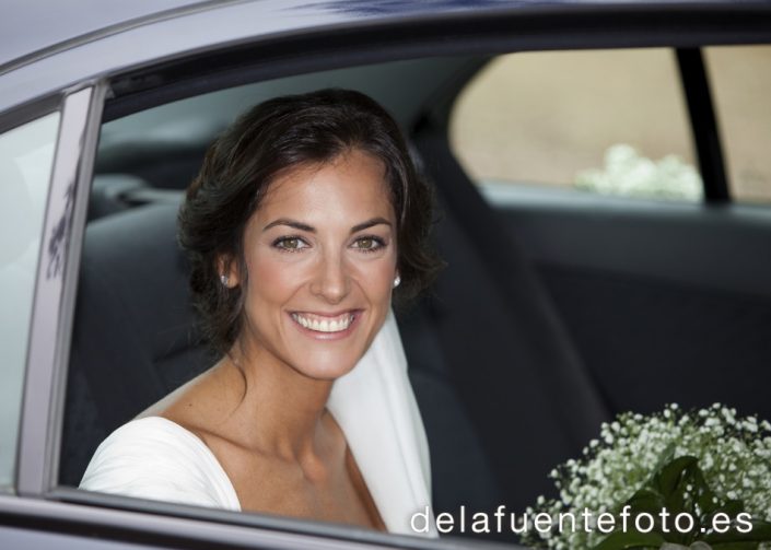 Boda en Córdoba de Laura y Nacho. La novia llega en coche a la iglesia. Reportaje de boda en Córdoba hecho por De la Fuente Fotografía
