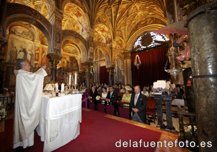 Trinidad y José Alberto. Iglesia Sagrario de la Catedral de Córdoba. Peina y Maquilla Mac Estilistas. Fotografía De la Fuente
