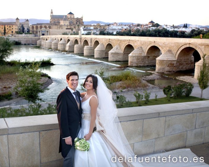 Auxi y Antonio se casaron en la Iglesia de San Hipólito de Córdoba. Lo celebraron en Torre de la Barca - Bodegas Campos. Fotografía De la Fuente.