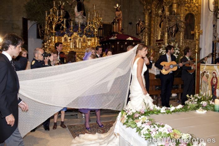 Boda de Arancha y Rafael en Córdoba. La novia en un momento de la ceremonia. Reportaje fotográfico de De la Fuente Fotografía