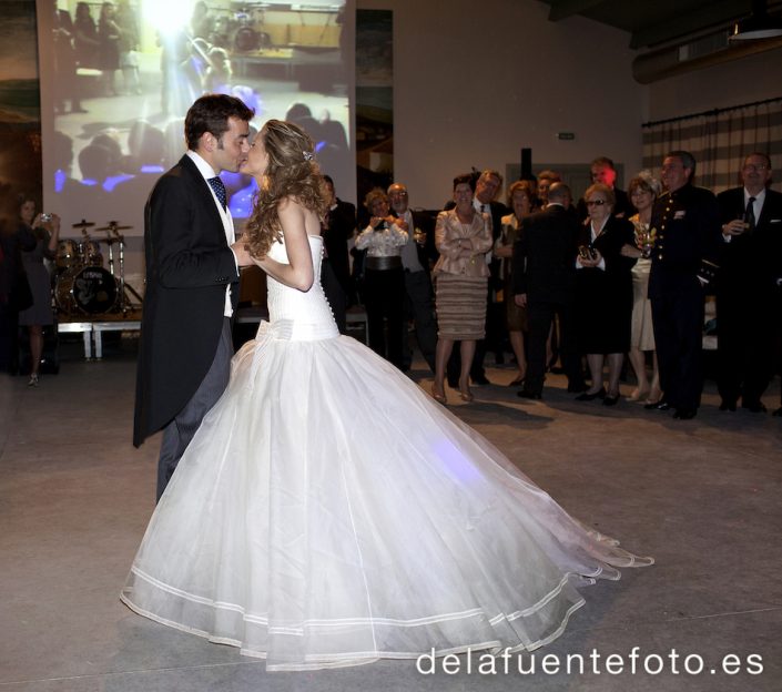 Fotografía de los novios besándose en el baile