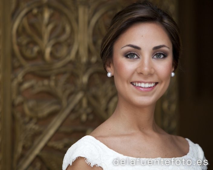 Paula y Antonio celebraron su boda en la Capilla del Colegio de Las Esclavas de Córdoba. El convite fue en Hacienda Santa Rosa y la peluquería y maquillaje de Angel de Mac Estilistas. Fotografía De la Fuente.