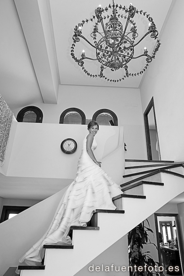 Boda de Arancha y Rafael en Córdoba. La novia posa en las escaleras. Reportaje fotográfico de De la Fuente Fotografía