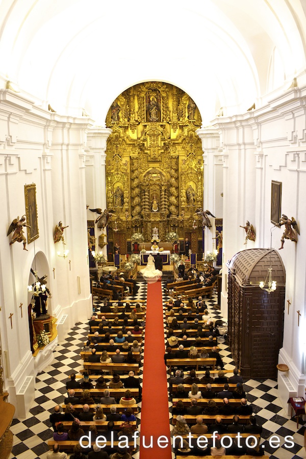 Cristina y Rafa se casaron en la Iglesia de la Trinidad en Córdoba. La celebración fue en Torre de la Barca de Bodegas Campos. El vestido de novia es de Juana Martín, el maquillaje de Menchu Benítez y el peinado de Rafa Maqueda. Fotografía De la Fuente.