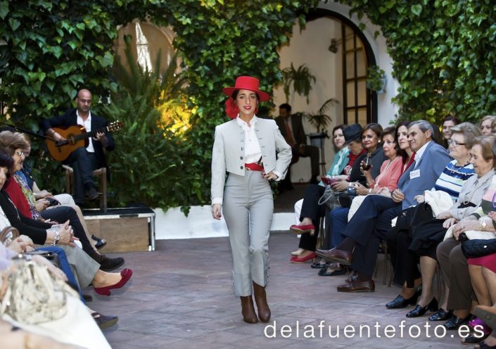 Desfile benéfico de trajes flamencos en favor de Madre Coraje. 19 de Abril de 2013 en Bodegas Campos. De la Fuente Fotografía.