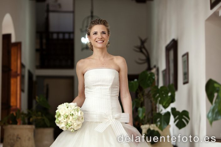 Foto de la novia donde nos enseña su ramo antes de salir para la Iglesia