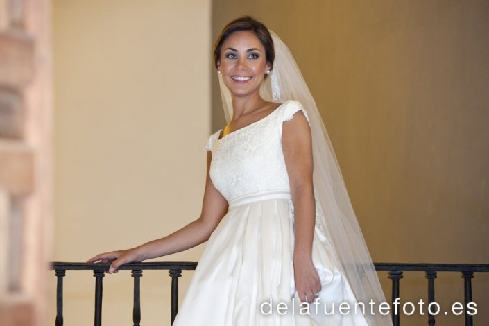 Paula y Antonio celebraron su boda en la Capilla del Colegio de Las Esclavas de Córdoba. El convite fue en Hacienda Santa Rosa y la peluquería y maquillaje de Angel de Mac Estilistas. Fotografía De la Fuente.