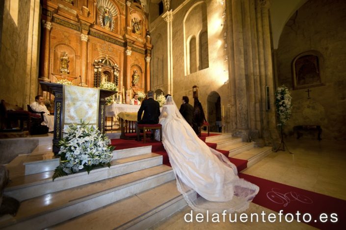 Carmen y Daniel se casaron en la Iglesia de San Miguel y la celebración fue en Bodegas Campos. Fotografía De la Fuente.