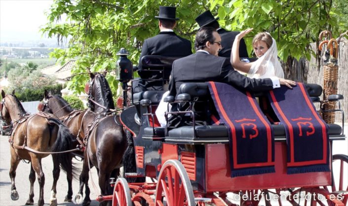 Boda de Arancha y Rafael en Córdoba. Los novios se alejan en el coche de caballos. Reportaje fotográfico de De la Fuente Fotografía