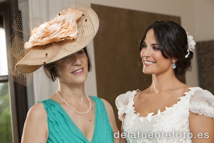 Foto espontánea de la novia con su madre