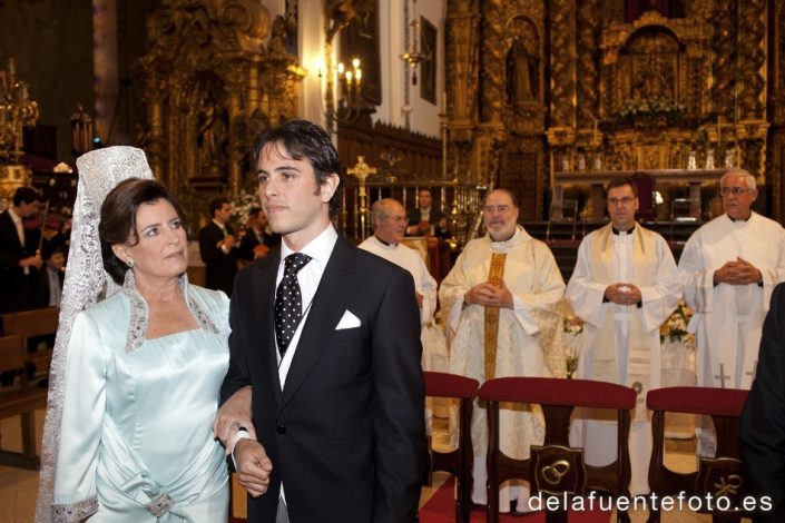 Boda de Arancha y Rafael en Córdoba. El novio, junto a su madre, esperando la llegada de la novia. Reportaje fotográfico de De la Fuente Fotografía