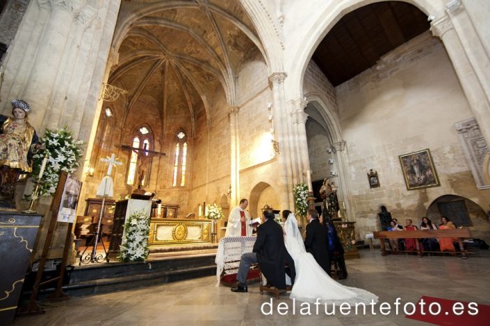 Rocío y José Antonio se casaron en la Iglesia Santa Marina de Córdoba. El Catering fue de Bodegas Campos. Fotografía De la Fuente