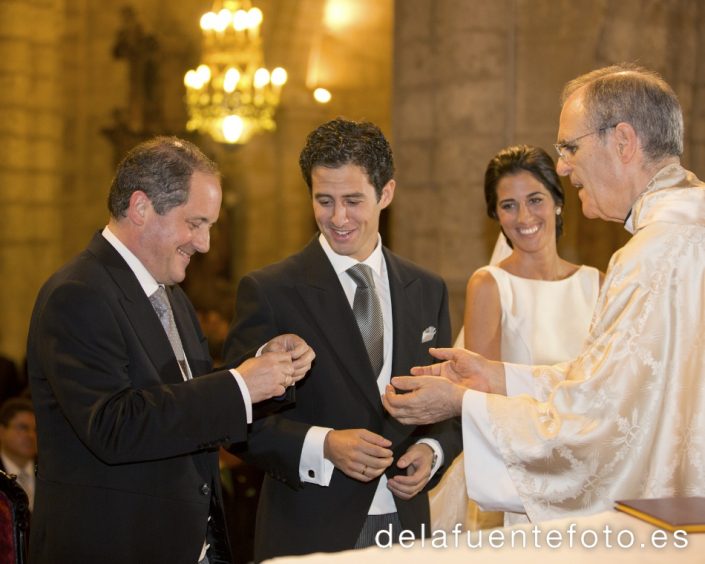 Sunsi y Kike se casaron en la iglesia de San Nicolás, Córdoba. Celebraron una cena en Círculo de la Amistad. Reportaje de boda por De la Fuente fotografía.