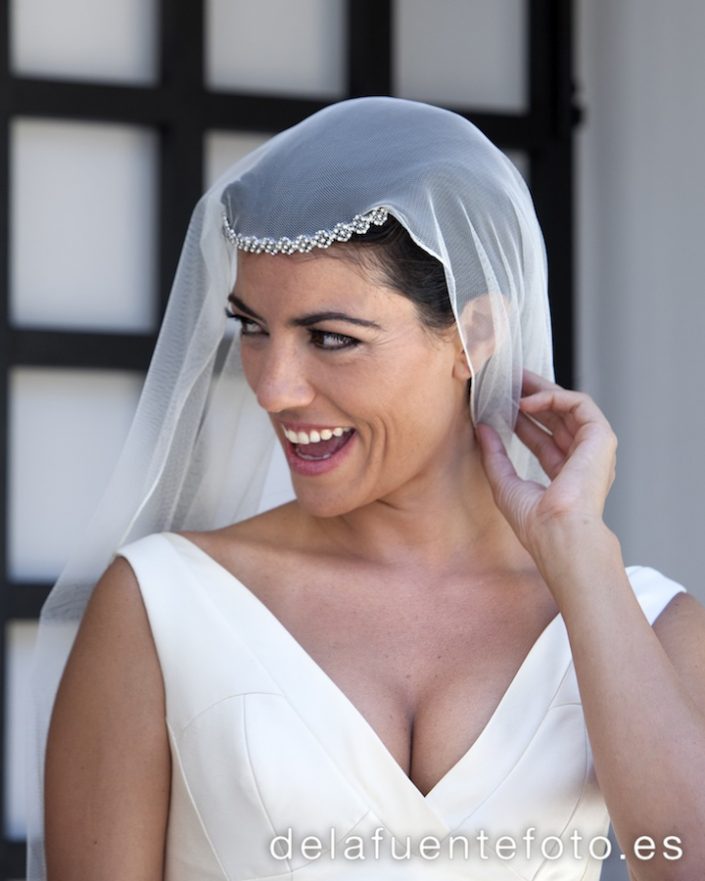 Pancha y Santi celebraron su boda en Ibiza, en la Iglesia del Carmen. Se celebró en Sunset Ashram. De la Fuente Fotografía realizó el reportaje fotográfico.