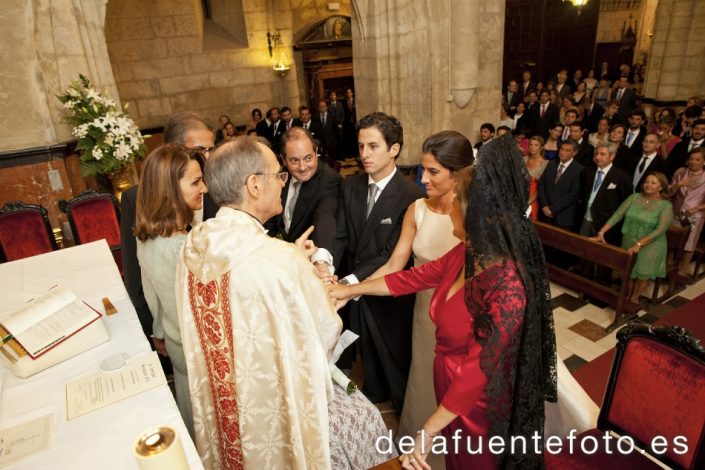 Sunsi y Kike se casaron en la iglesia de San Nicolás, Córdoba. Celebraron una cena en Círculo de la Amistad. Reportaje de boda por De la Fuente fotografía.