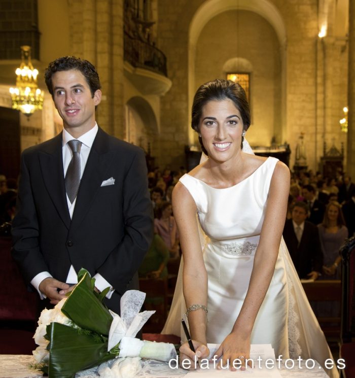 Sunsi y Kike se casaron en la iglesia de San Nicolás, Córdoba. Celebraron una cena en Círculo de la Amistad. Reportaje de boda por De la Fuente fotografía.