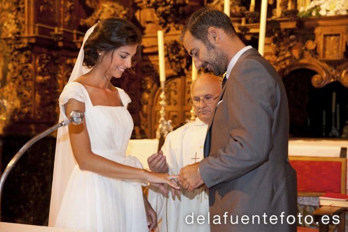 Reportaje de Bodas en Córdoba. Los novios se entregan los anillos. Reportaje de boda en Córdoba hecho por De la Fuente Fotografía