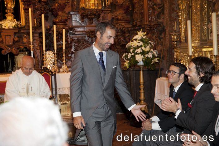 Reportaje de Bodas en Córdoba. El novio saluda. Reportaje de boda en Córdoba hecho por De la Fuente Fotografía