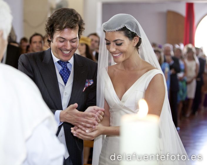 Pancha y Santi celebraron su boda en Ibiza, en la Iglesia del Carmen. Se celebró en Sunset Ashram. De la Fuente Fotografía realizó el reportaje fotográfico.