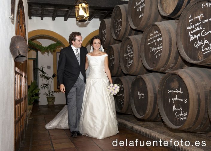 Carmen y Daniel se casaron en la Iglesia de San Miguel y la celebración fue en Bodegas Campos. Fotografía De la Fuente.