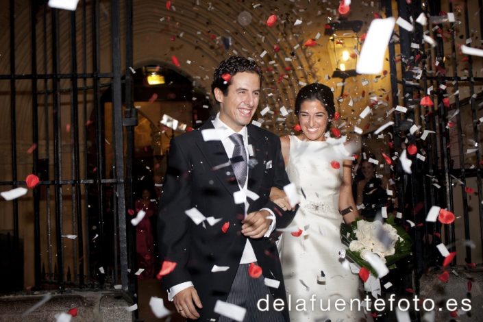 Sunsi y Kike se casaron en la iglesia de San Nicolás, Córdoba. Celebraron una cena en Círculo de la Amistad. Reportaje de boda por De la Fuente fotografía.