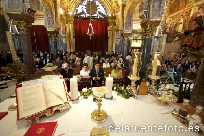 Trinidad y José Alberto. Iglesia Sagrario de la Catedral de Córdoba. Peina y Maquilla Mac Estilistas. Fotografía De la Fuente