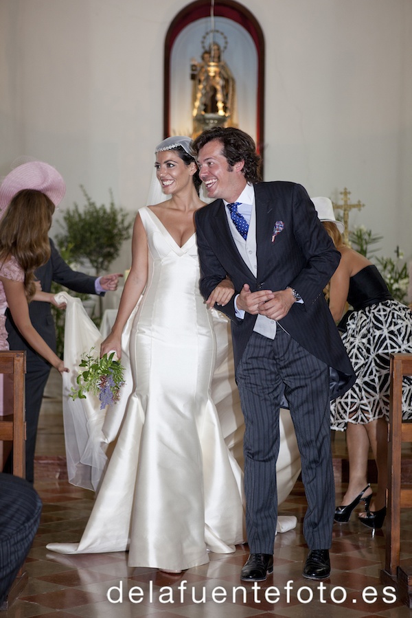 Pancha y Santi celebraron su boda en Ibiza, en la Iglesia del Carmen. Se celebró en Sunset Ashram. De la Fuente Fotografía realizó el reportaje fotográfico.