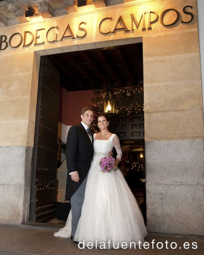 Miriam y Juanjo se casaron en Córdoba, en la Iglesia de la Trinidad. Lo celebraron en Bodegas Campos y las fotografías las realizó De la Fuente