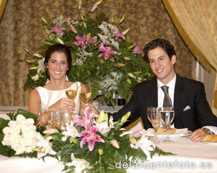 Sunsi y Kike se casaron en la iglesia de San Nicolás, Córdoba. Celebraron una cena en Círculo de la Amistad. Reportaje de boda por De la Fuente fotografía.