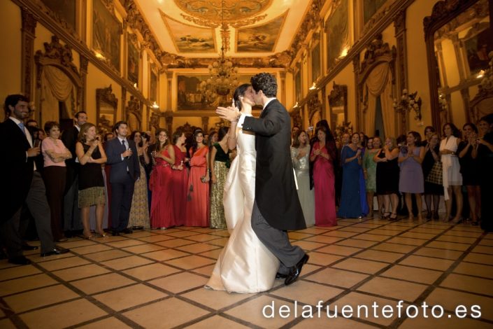 Sunsi y Kike se casaron en la iglesia de San Nicolás, Córdoba. Celebraron una cena en Círculo de la Amistad. Reportaje de boda por De la Fuente fotografía.