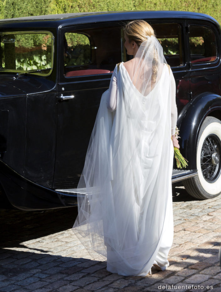 Novia caminando al coche