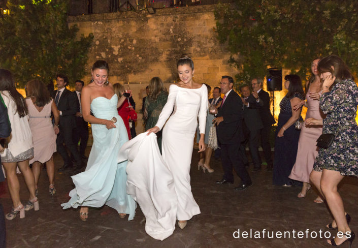 la novia y las amigas bailando
