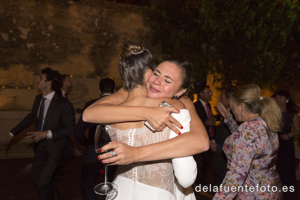 Abrazo de la novia y su amiga