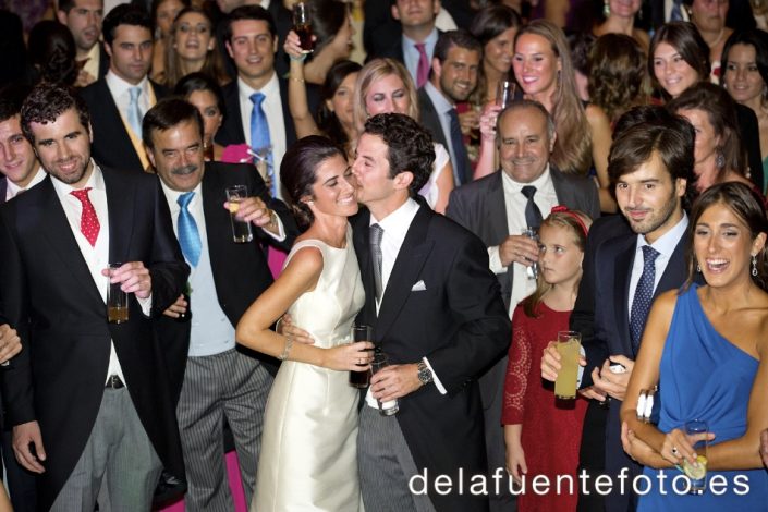 Sunsi y Kike celebraron su boda en la iglesia de San Nicolás, Córdoba. Cena en Círculo de la Amistad. Reportaje de boda por De la Fuente fotografía.