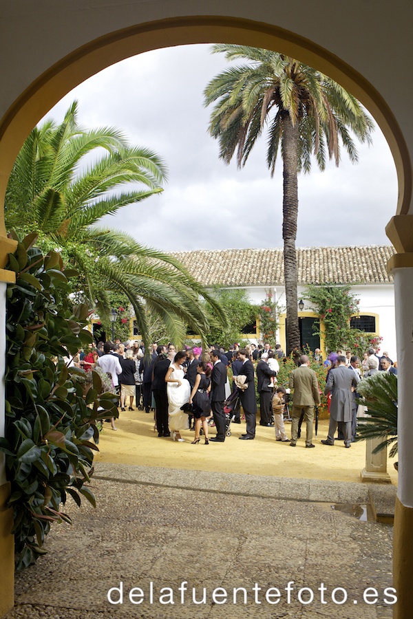 Reportaje de Bodas en Córdoba. Los novios, atendiendo a sus invitados. Reportaje de boda en Córdoba hecho por De la Fuente Fotografía
