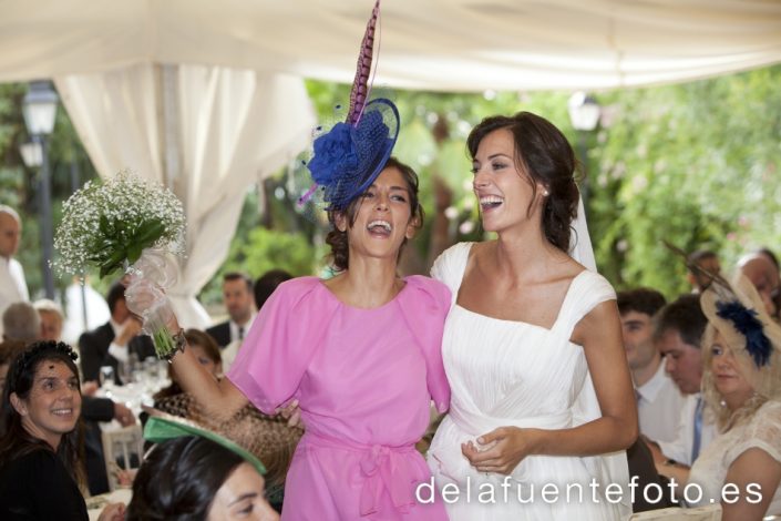 Reportaje de Bodas en Córdoba. La hermana de la novia, feliz tras recibir el ramo de ésta. Reportaje de boda en Córdoba hecho por De la Fuente Fotografía