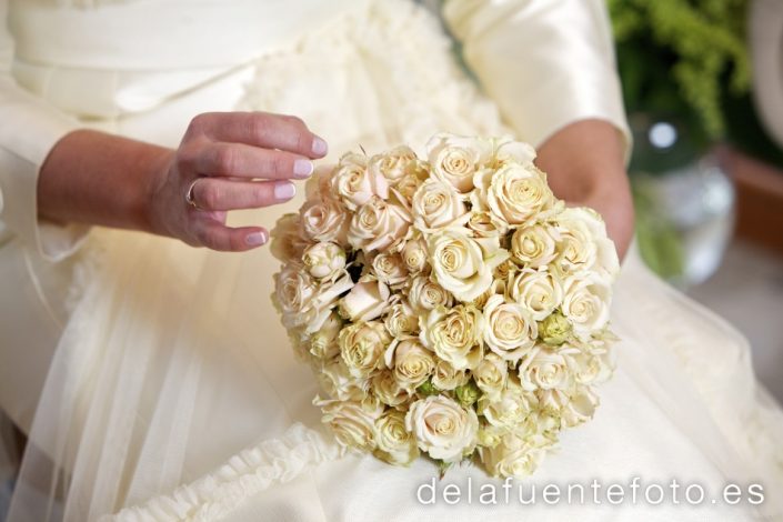 Cristina y Rafa se casaron en la Iglesia de la Trinidad en Córdoba. La celebración fue en Torre de la Barca de Bodegas Campos. El vestido de novia es de Juana Martín, el maquillaje de Menchu Benítez y el peinado de Rafa Maqueda. Fotografía De la Fuente.