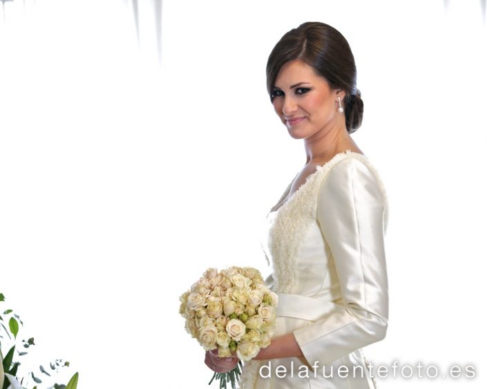 Cristina y Rafa se casaron en la Iglesia de la Trinidad en Córdoba. La celebración fue en Torre de la Barca de Bodegas Campos. El vestido de novia es de Juana Martín, el maquillaje de Menchu Benítez y el peinado de Rafa Maqueda. Fotografía De la Fuente.