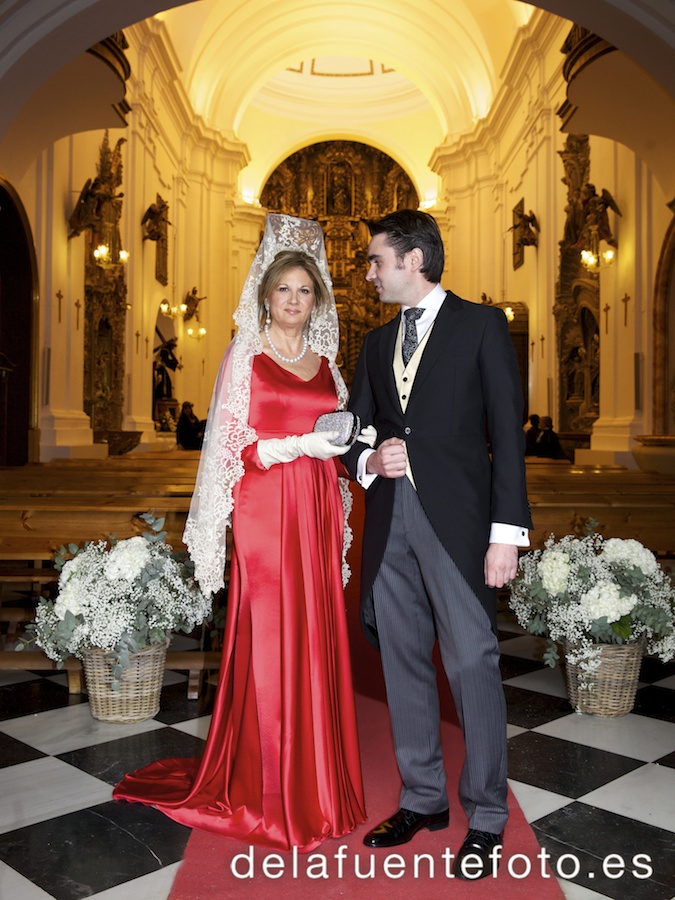 Cristina y Rafa se casaron en la Iglesia de la Trinidad en Córdoba. La celebración fue en Torre de la Barca de Bodegas Campos. El vestido de novia es de Juana Martín, el maquillaje de Menchu Benítez y el peinado de Rafa Maqueda. Fotografía De la Fuente.