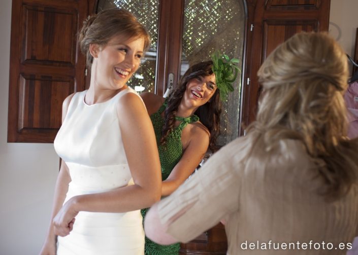 Boda de Arancha y Rafael en Córdoba. La novia en la casa con los preparativos. Reportaje de Boda realizado por De la Fuente Fotografía.