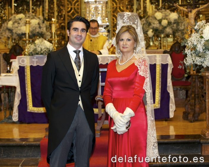 Cristina y Rafa se casaron en la Iglesia de la Trinidad en Córdoba. La celebración fue en Torre de la Barca de Bodegas Campos. El vestido de novia es de Juana Martín, el maquillaje de Menchu Benítez y el peinado de Rafa Maqueda. Fotografía De la Fuente.