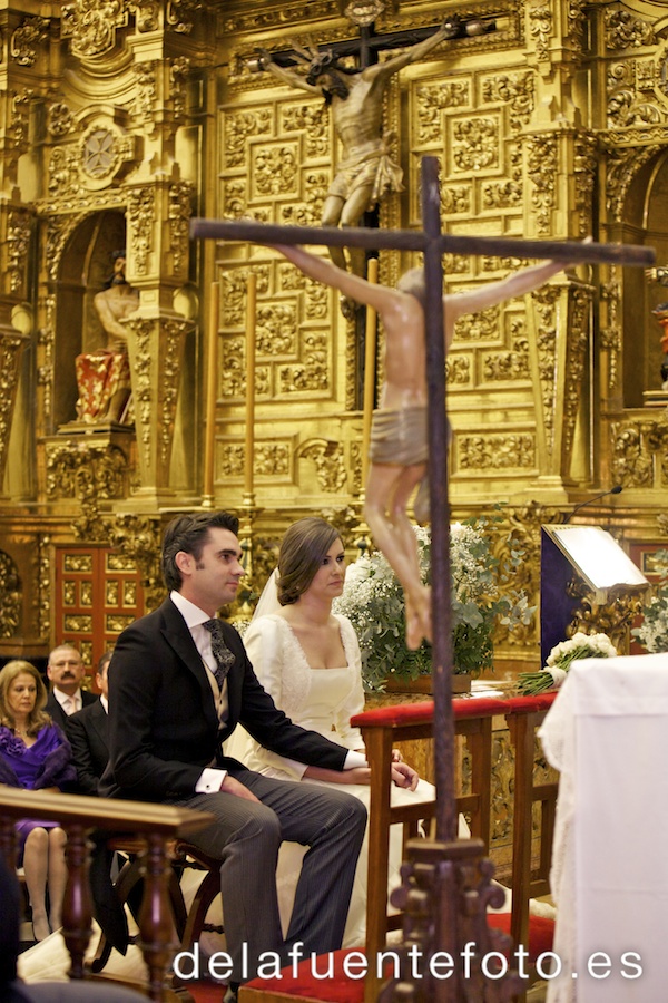 Cristina y Rafa se casaron en la Iglesia de la Trinidad en Córdoba. La celebración fue en Torre de la Barca de Bodegas Campos. El vestido de novia es de Juana Martín, el maquillaje de Menchu Benítez y el peinado de Rafa Maqueda. Fotografía De la Fuente.