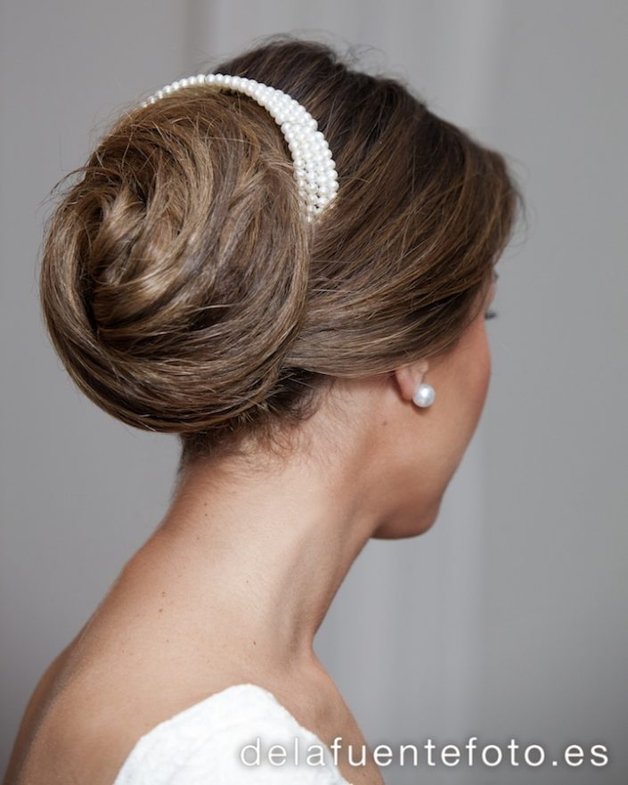 Paula y Antonio celebraron su boda en la Capilla del Colegio de Las Esclavas de Córdoba. El convite fue en Hacienda Santa Rosa y la peluquería y maquillaje de Angel de Mac Estilistas. Fotografía De la Fuente.