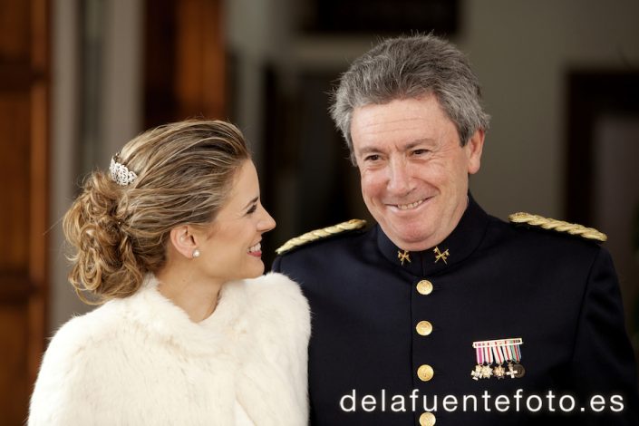 En esta foto la novia sonríe junto a su padre