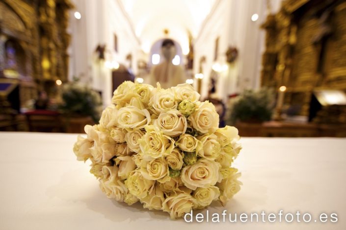 Cristina y Rafa se casaron en la Iglesia de la Trinidad en Córdoba. La celebración fue en Torre de la Barca de Bodegas Campos. El vestido de novia es de Juana Martín, el maquillaje de Menchu Benítez y el peinado de Rafa Maqueda. Fotografía De la Fuente.